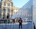 Bild: Emma Da Silva/AP/dpa
Laut Louvre-Direktoren gibt es bereits mehrere Mäzene, die ihre Unterstützung bei der Renovierung der Krone zugesagt haben.