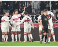 Bild: Bernd Weißbrod/dpa
Die Stuttgarter feiern den Sieg gegen den FC Augsburg.