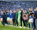 Bild: Bernd Thissen/dpa
Hüpfend feierten die Schalker den Sieg vor der Fankurve.