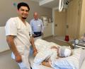 Bild: Völkl
Carlos Verdeja Santos, im Bild mit Pflegedirektor Frank Hederer, arbeitet seit sechs Jahren als Pflegekraft im St. Barbara Krankenhaus in Schwandorf. Für die Patienten "bin ich der Mexikaner", lacht er.