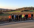 Bild: tra
Bürgermeister Hans Ram (Vierter von links) ist bei der Abnahme des neuen Baugebiets in Ensdorf mit Vertretern der beteiligten Firmen sowie Gemeinderäten und Beschäftigten der Gemeinde vor Ort.