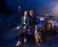 Bild: Morris MacMatzen/Stage Entertainement/dpa
Ab in die Vergangenheit - und zwar mit dem DeLorean: Wer in Hamburg das Kultauto in dem Musical „Zurück in die Zukunft“ fahren darf, steht jetzt fest. Es sind die Musicaldarsteller Raphael Groß und Jan Kersjes.