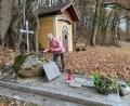 Bild: Petra Hartl
An die 20 Menschen aus dem Landkreis Amberg-Sulzbach, die bei der Katastrophe von Kaprun am 11. November 2000 gestorben sind, erinnert der Gedenkstein in Unterweißenbach. Marianne Gradl pflegt die kleine Gedenkstätte.