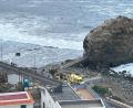 Bild: 112 Canarias/dpa
Der Rettungsdienst versorgt am Strand von Roque de Las Bodegas mehrere Menschen, die durch eine Riesenwelle verletzt wurden.