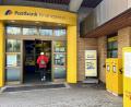 Bild: Gabi Schönberger
Noch öffnen sich die Türen in der Bahnhofstraße in Weiden für Kunden der Post. Ab 9. Dezember gibt es hier nur noch einen SB-Bereich.