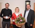 Bild: Richard Braun
Bürgermeister Reinhard Schwarz (rechts) würdigte die Leistungen von Renate Schönberger, Tobias Lehner und Josef Schwandner (nicht im Bild) mit der Verleihung der Verdienstmedaille der Gemeinde Trausnitz.