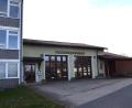 Bild: fz
Das Feuerwehrhaus wird über die Heizung der alten Schule (links ein Teil) beheizt. Die Schule wird abgebrochen. Eine Heizung für das Gerätehaus wird gebraucht.