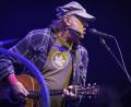 Bild: Valentin Flauraud/KEYSTONE/dpa
Neil Young wird 80. (Archivbild)