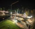 Bild: Staatliches Bauamt Amberg-Sulzbach
Eine ungewöhnliche Aufnahme einer ungewöhnlichen Baustelle: An der neuen Vilsbrücke für die Kümmersbrucker Westumgehung wurde am Dienstag auch nachts bei "Flutlicht" gearbeitet.