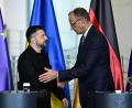 Bild: Fabian Sommer/dpa
Kanzler Friedrich Merz (CDU, rechts) und der ukrainische Präsident Wolodymyr Selenskyj haben zu den Korruptionsermittlungen in Kiew ein Telefongespräch geführt. (Archivbild)