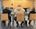 Bild: juh
Der 42-jährige Angeklagte (Mitte) muss sich vor der 1. Strafkammer am Landgericht Weiden unter anderem wegen schweren Bandendiebstahls und Einbruchdiebstahls verantworten. Am ersten Verhandlungstag gestand er die ihm zur Last gelegten Taten, bestritt jedoch, in einer Bande agiert zu haben.
