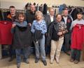 Bild: Veronika Schlosser
Das Unternehmen Gregor Bau spendete an die Caritas-Kleiderkammer. Klaus Gregor (2. Reihe, rechts) und seine Söhne Jan Gregor (2. Reihe, links) und Manuel Murr (2. Reihe, zweiter von links) überreichten die Kleidung an die ehrenamtlichen Mitarbeiterinnen und Daniel Bronold, Geschäftsführer der Caritas Weiden-Neustadt (2. reihe, zweiter von rechts).