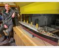 Bild: Wolfgang Steinbacher
Modellbauer Armin Zeyher und seine Titanic: Sein größtes Projekt steht geschützt unter Glas in seinem Schlafzimmer.