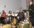 Bild: ld
Zwischen den Liedern von Hubert Treml (Mitte) spannte Pfarrer Chrisoph Seidl (rechts) textlich der Bogen über die großen Themen des Lebens. Musikalisch unterstützte Franz Schuier (links) mit E-Piano und Melodica.