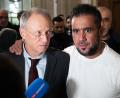 Bild: Sebastian Christoph Gollnow/dpa
Buhsidos E-Manager Arafat Abou-Chaker (r) legt nach der Urteilsverkündung seinem Anwalt Hansgeorg Birkhoff die Hand auf die Schulter. (Archivbild)