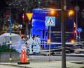 Bild: Henrik Montgomery/TT News Agency via AP/dpa
Die Polizei untersucht den verunglückten Bus in Stockholm.