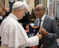 Bild: Vatican Media/IPA via ZUMA Press/dpa
Papst Leo XIV. hat jetzt ein Trikot mit der Rückennummer 14.