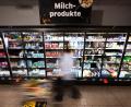 Bild: Philip Dulian/dpa
Im Geldbeutel bleibet mehr drin: Butter und Milch sind günstiger zu haben. (Archivbild)