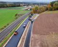 Bild: Jonas Kolb
Kreisstraße und begleitender Weg entstanden zur gleichen Zeit, als die Asphaltkolonne anrückte.