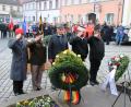 Bild: sne
Oberstleutnant Florian Rommel, US-Brigadegeneral Terry Tillis, Bürgermeister Edgar Knobloch (von links) sowie Vertreter der Veteranen der US-Armee gedachten bei der Kranzniederlegungen den Gefallenen der Weltkriege.