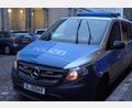 Bild: Sven Käuler/dpa
Ein Polizeiauto steht nach vermeintlichen Anschlagsandrohungen vor einer Berliner Schule.