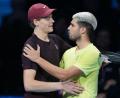 Bild: Antonio Calanni/AP/dpa
Rivalen auf dem Platz, Freunde im Leben: Jannik Sinner (l) und Carlos Alcaraz.