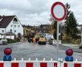 Bild: Petra Hartl
Wer die St.-Anna-Straße entlang fährt, stößt kurz vor den Abzweigungen Fröschau/Melanchthonstraße auf eine Vollsperrung. Trotz Schmuddelwetter erneuert hier die Firma Richard Schulz Bordsteine, Regenabläufe und demnächst auch die oberste Asphaltschicht.