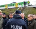 Bild: KPRM/AP/dpa
Ministerpräsident Tusk besichtigte die beschädigte Eisenbahnstrecke.