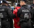 Bild: Peter Kneffel/dpa
In Bayern konnten an den Bahnhöfen auch zwei Haftbefehle vollstreckt werden. (Archivbild)