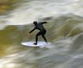 Bild: Malin Wunderlich/dpa
Die Surferinnen und Surfer auf der Eisbachwelle zählen inzwischen als Attraktion in München. (Archivbild)
