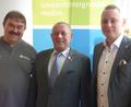 Bild: A. Schwarzmeier
Der neue und der bisherige Obmann: Andreas Stolorz (rechts) ist als Nachfolger von Willi Hirsch (Mitte) ab sofort Chef der Weidener Schiedsrichtergruppe.; Kreisvorsitzender Albert Kellner (links) gratulierte zur Wahl.