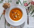 Bild: bl
Mit ein paar Tupfern Sahne und ein paar gerösteten Kürbiskernen sieht die Kürbissuppe besonders lecker aus.