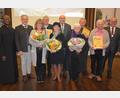 Bild: jr
Hohe Auszeichnungen gab es beim Bäderempfang der Marktgemeinde Bad Neualbenreuth. Im Bild die Preisträger (von links) mit Pfarrer George Emeka Oranekwu, Landrat Roland Grillmeier, Monika und Wolfgang Plonner, Edeltraud und Albert Köstler, Anita und Meinhard Köstler, Josef Schnurer und Bürgermeister Klaus Meyer.