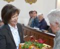 Bild: Koller
Maria Koller (links) überreicht Anna Wendl, der scheidenden Mesnerin von Sankt Ursula in Ursula-Poppenricht, ein Abschiedsgeschenk im Namen des Pfarrgemeinderates.