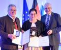 Bild: Timm Schamberger / Bayerische Staatskanzlei
Innenminister Joachim Herrmann (rechts) übergibt für Maria und Eduard Kunschir im Germanischen Nationalmuseum Nürnberg das Ehrenzeichen für Verdienste im Ehrenamt.
