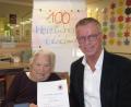 Bild: fg
Bürgermeister Hermann Falk gratulierte Elsa Meyer zum 100. Geburtstag.