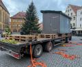 Bild: Stephan Huber
Auf dem Amberger Marktplatz geht es weihnachtlich zu. Die ersten Buden für den Weihnachtsmarkt werden mit Traktoren geliefert und aufgebaut.