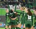 Bild: Swen Pförtner/dpa
Wolfsburger Jubel in der Champions League. Im Mittelpunkt: Torschützin Lineth Beerensteyn.