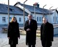 Bild: Sven Hoppe/dpa
Kulturstaatsminister Wolfram Weimer (M.) hat die KZ-Gedenkstätte in Dachau besucht.