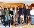 Bild: fpoz
Zu Josef Bäumlers (Vierter von links) Geburtstag gratulierten (von links) Enkelin Rosalie, Sohn Matthias, Tochter Carolin, Sohn Gerald, Zweiter Bürgermeister Helmut Härtl, Stadtpfarrer Bernd Philipp und der Seniorenbeauftragte der Stadt Waldershof, Gerhard Weber.