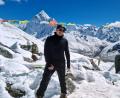 Bild: Archiv Peter Schröder
Peter Schröder vor wunderschönem Bergpanorama und Gebetsfahnen im Himalaya.