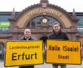 Bild: Michael Reichel/dpa
Erfurts Oberbürgermeister Andreas Horn (CDU) und Halles OB Alexander Vogt (parteilos) werben für ihre Städte.