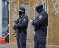 Bild: Matthias Bein/dpa
Brauchtum unter Polizeischutz: Polizisten sichern die Eröffnung vom Magdeburger Weihnachtsmarkt.