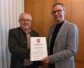 Bild: mfh
Bürgermeister Peter Achatzi (r.) ehrte Herbert Pilhofer (l.) mit einer Dankesurkunde für 35 Jahre Ehrenamt im Gemeinderat.