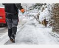 Symbolbild: Friso Gentsch/dpa
Die Räum- und Streupflicht auf Gehwegen im Winter ist nur ein Teil der Verpflichtungen: Die bestehende Satzung für das Stadtgebiet Waldsassen ist jetzt aktualisiert worden.
