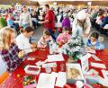 Bild: whü
Beim Jubiläumsweihnachtsmarkt dürfen Kinder an einem großen Tisch basteln und malen sowie außerdem ihren persönlichen Wunschzettel ans Christkind schreiben.