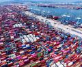 Bild: Uncredited/CHINATOPIX via AP/dpa
Ein Containerterminal in der ostchinesischen Hafenstadt Qingdao. Wegen des Handelskonflikts mit den USA drängt Chinas Industrie verstärkt nach Europa. Das macht sich auch in der bayerischen Handelsbilanz bemerkbar. (Archivbild)