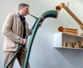 Bild: Petra Hartl
Instrumentenbauer Robert Vogel mit seiner neuesten Erfindung, der Mamba: Ein Exemplar des Plastik-Alphorns hat er jetzt dem Luftmuseum Amberg geschenkt. Dort gibt es auch schon die Vorgängermodelle aus Holz.