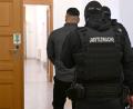 Bild: Barbara Gindl/APA/dpa
Der Angeklagte soll Weihnachten 2024 für einen Anschlag ins Auge gefasst haben.