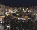 Bild: Alfred Härtl
In vorweihnachtlichem Glanz erstrahlt am ersten Adventswochenende wieder der Markplatz der Kaolinmetropole, wenn dort zum 37. Mal der Hirschauer Weihnachtsmarkt stattfindet.